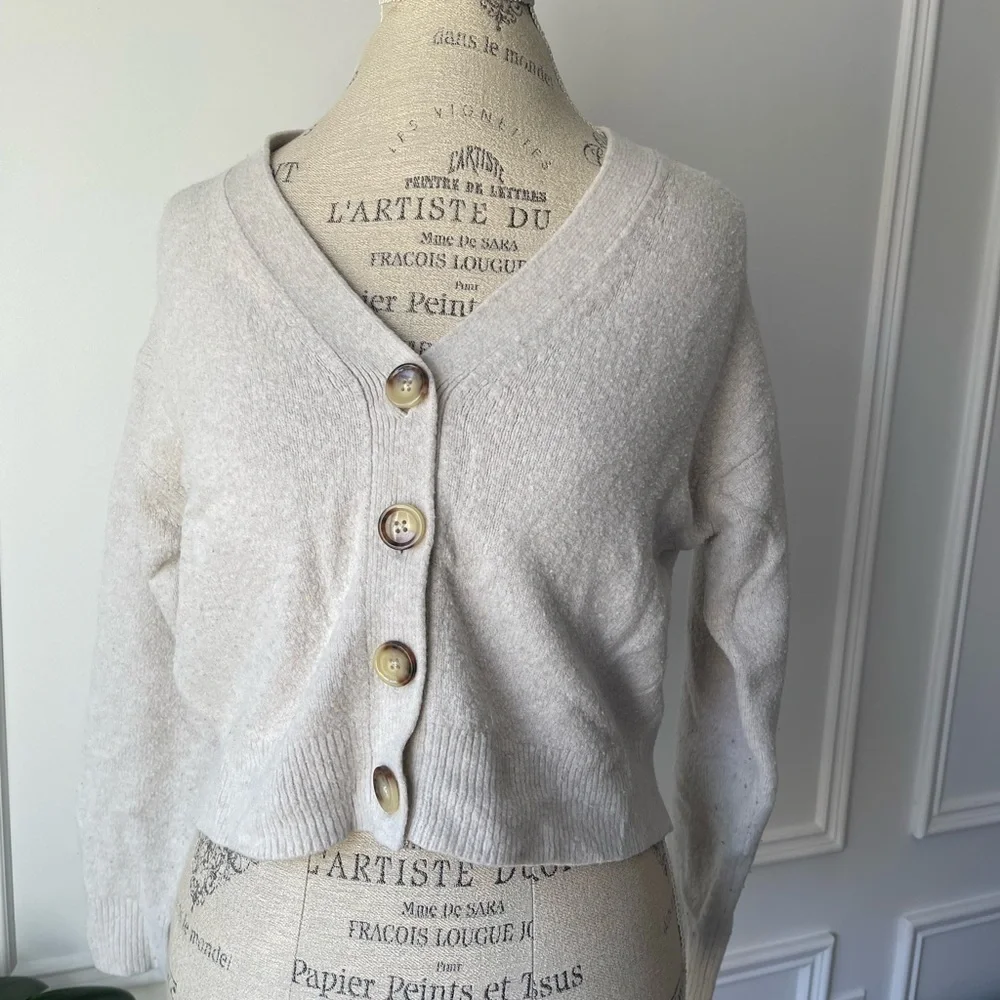 4/$24 🧡 Uniqlo Cream Women's Cardigan - Picture 2 of 9